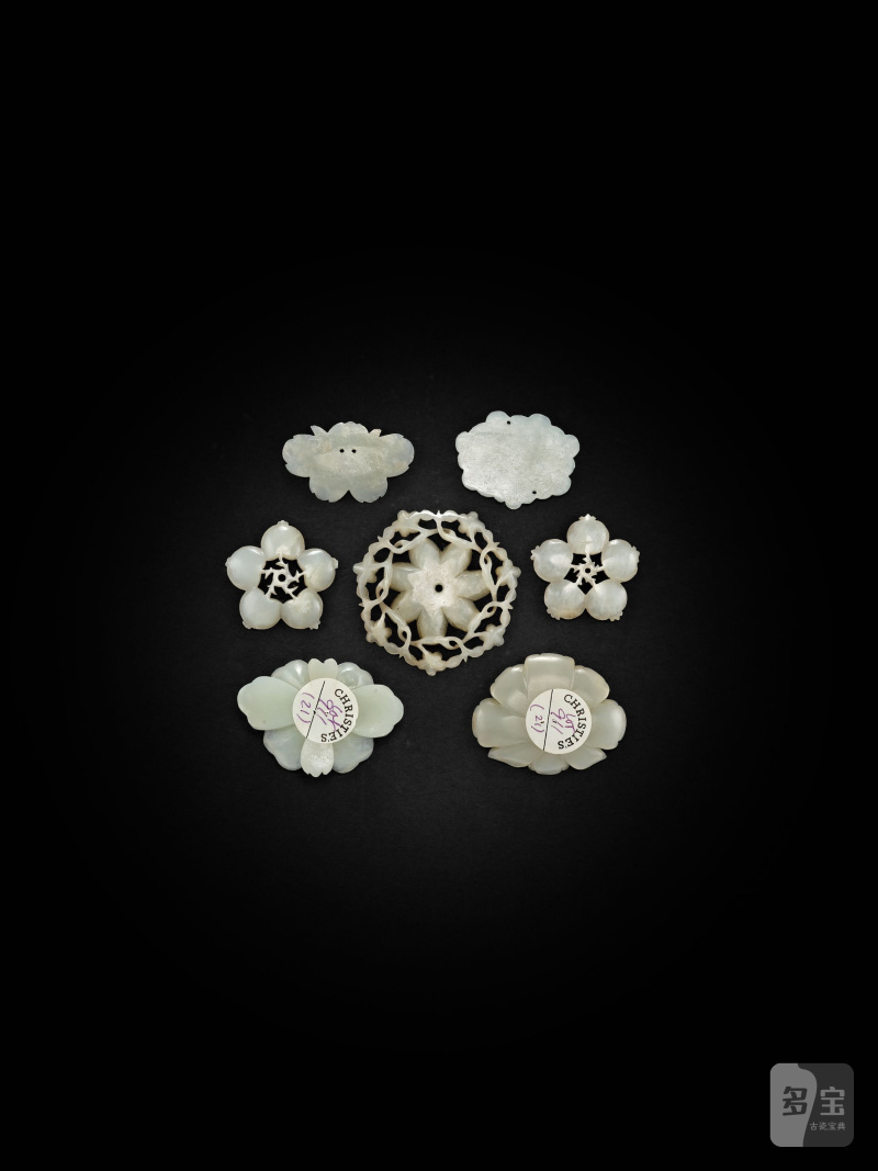 明/清　玉花片一組七件 | A GROUP OF SEVEN JADE FLORAL ORNAMENTS - 图4